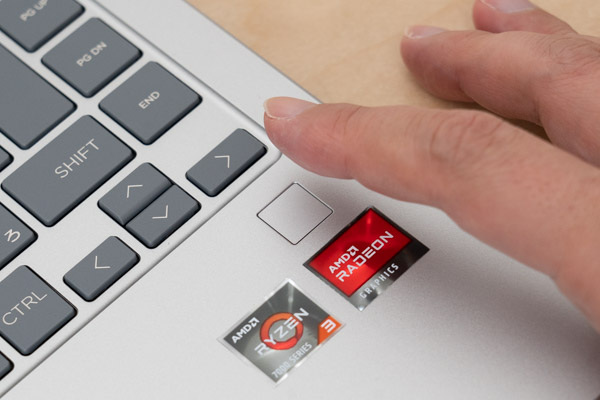 HP 14-emを持っている画像