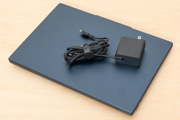 IdeaPad Slim 5i Gen 10 (14型 Intel)のACアダプターとACケーブルの写真