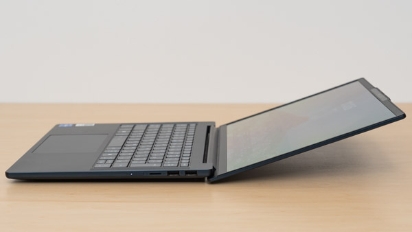 IdeaPad Slim 5i Gen 10 (14型 Intel)のヒンジを最大まで開いたときの写真
