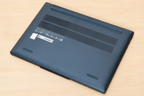 IdeaPad Slim 5i Gen 10 (14型 Intel)の底面写真